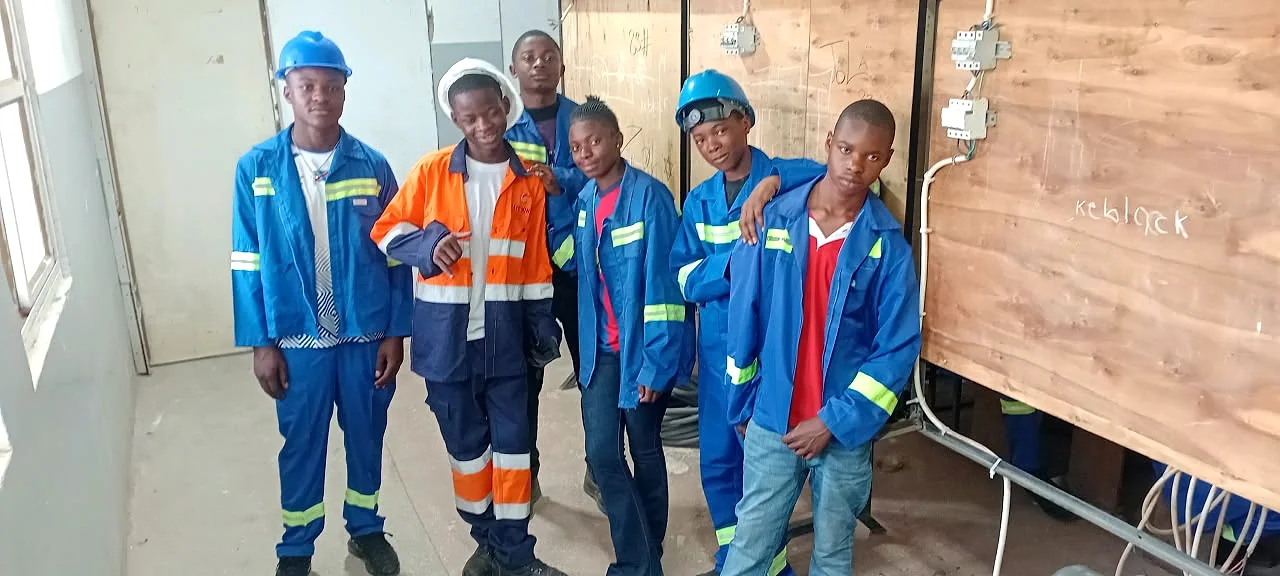 Photo réelle des élèves de EXCELLENCIA COLLÈGE RIZIKI en atelier de électricité générale