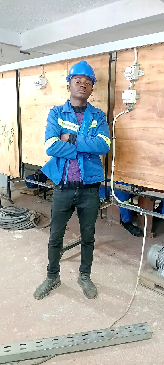 Photo réelle des élèves de EXCELLENCIA COLLÈGE RIZIKI en atelier de électricité générale