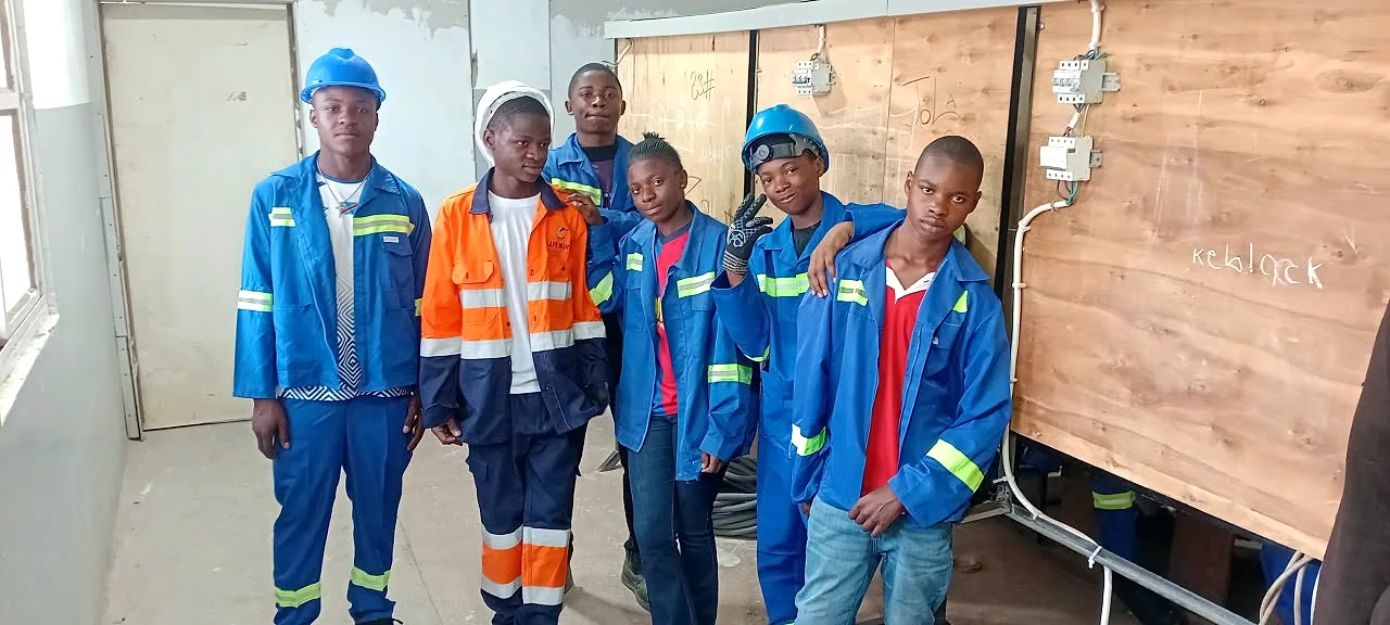Photo réelle des élèves de EXCELLENCIA COLLÈGE RIZIKI en atelier de électricité générale
