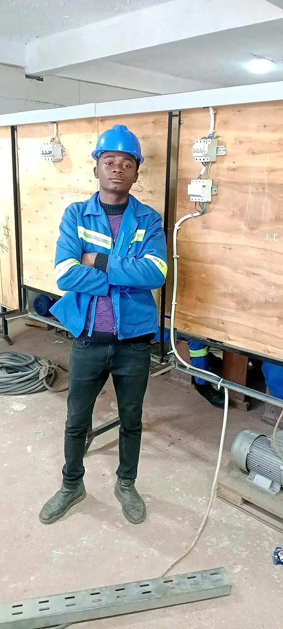 Photo réelle des élèves de EXCELLENCIA COLLÈGE RIZIKI en atelier de électricité générale
