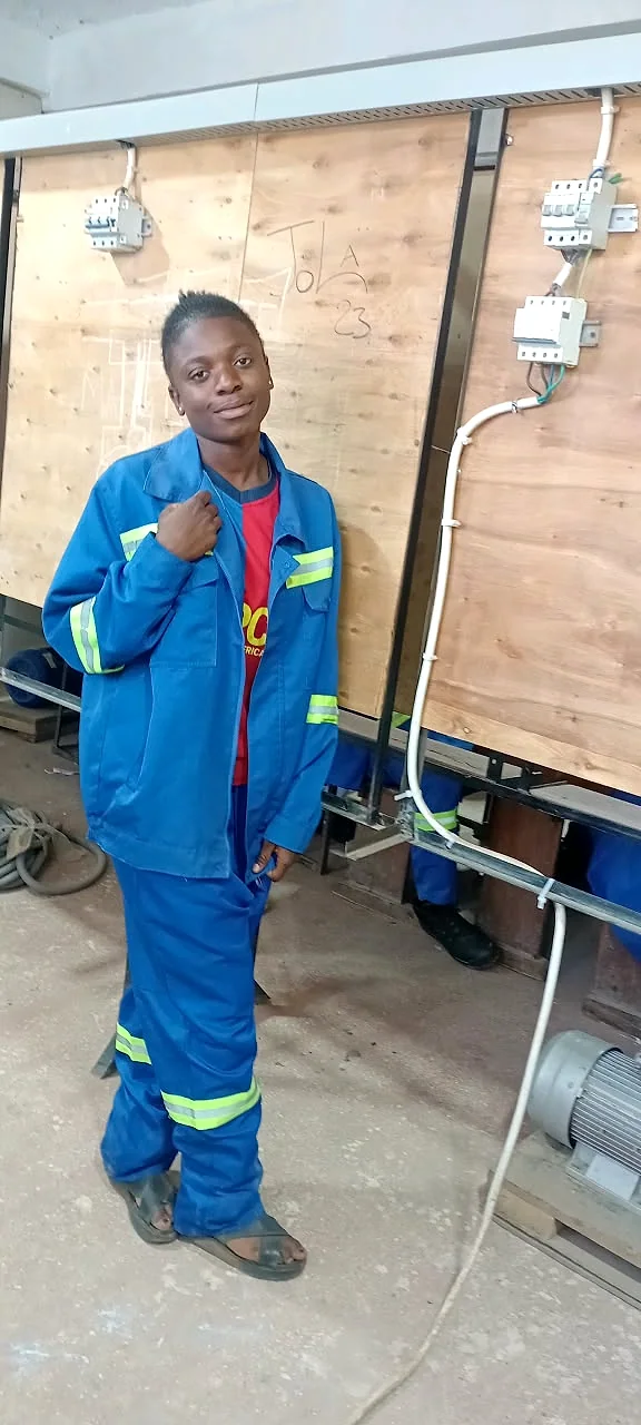 Photo réelle des élèves de EXCELLENCIA COLLÈGE RIZIKI en atelier de électricité générale