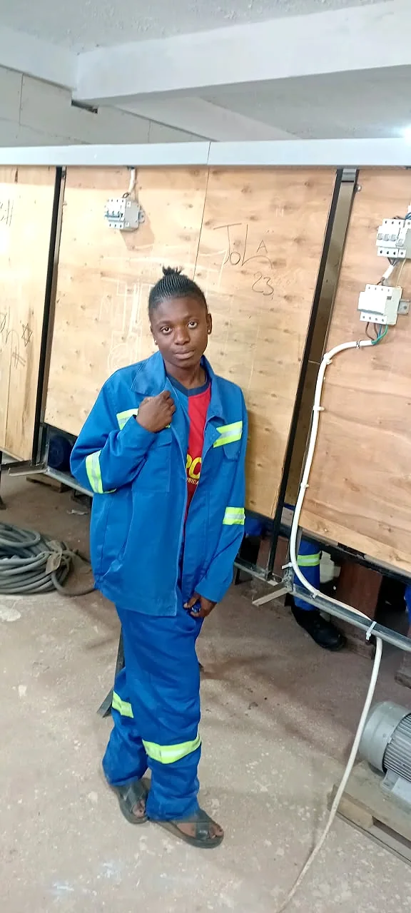 Photo réelle des élèves de EXCELLENCIA COLLÈGE RIZIKI en atelier de électricité générale