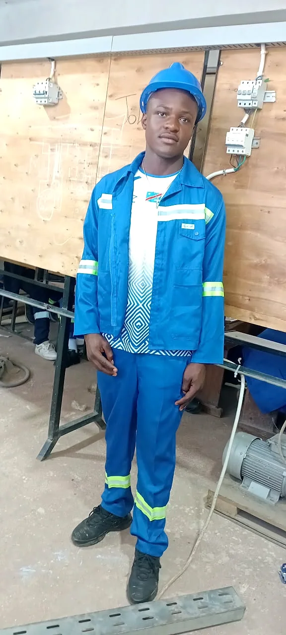 Photo réelle des élèves de EXCELLENCIA COLLÈGE RIZIKI en atelier de électricité générale
