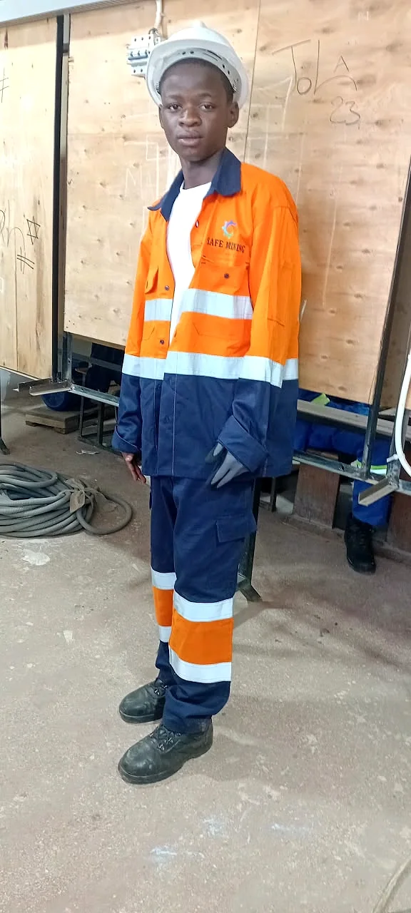 Photo réelle des élèves de EXCELLENCIA COLLÈGE RIZIKI en atelier de électricité générale
