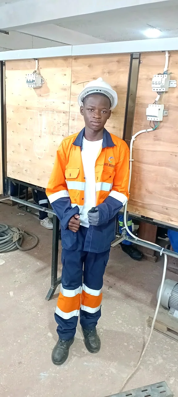 Photo réelle des élèves de EXCELLENCIA COLLÈGE RIZIKI en atelier de électricité générale