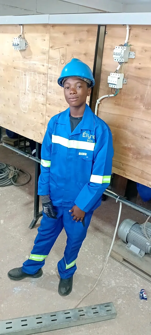 Photo réelle des élèves de EXCELLENCIA COLLÈGE RIZIKI en atelier de électricité générale