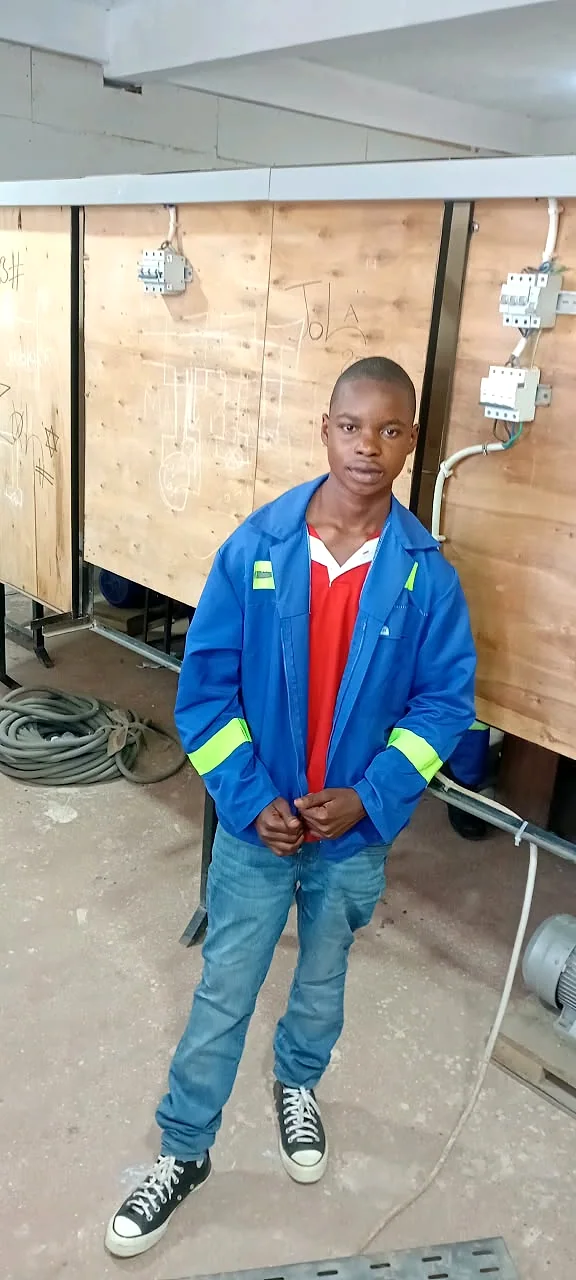 Photo réelle des élèves de EXCELLENCIA COLLÈGE RIZIKI en atelier de électricité générale
