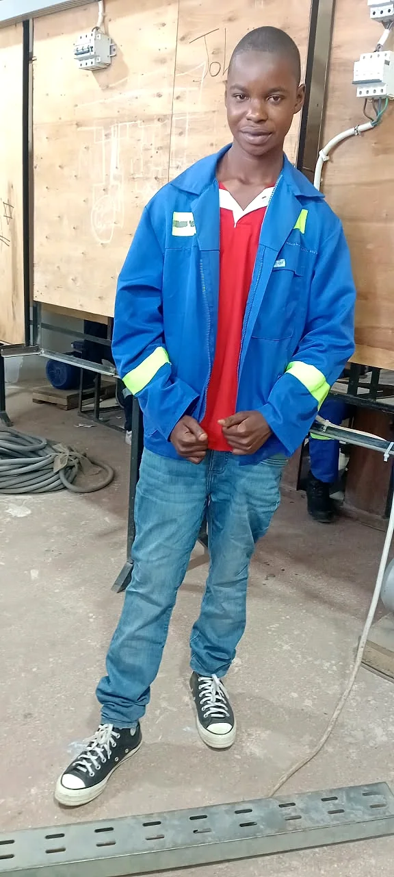 Photo réelle des élèves de EXCELLENCIA COLLÈGE RIZIKI en atelier de électricité générale