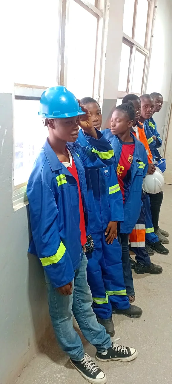 Photo réelle des élèves de EXCELLENCIA COLLÈGE RIZIKI en atelier de électricité générale