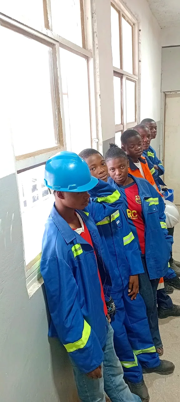 Photo réelle des élèves de EXCELLENCIA COLLÈGE RIZIKI en atelier de électricité générale