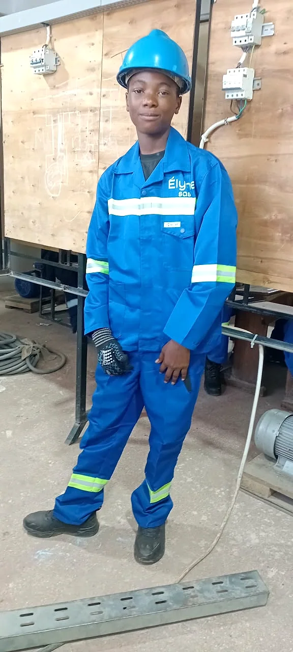 Photo réelle des élèves de EXCELLENCIA COLLÈGE RIZIKI en atelier de électricité générale