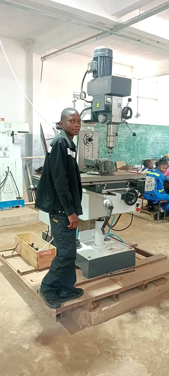 Photo réelle des élèves de EXCELLENCIA COLLÈGE RIZIKI en atelier de mécanique générale