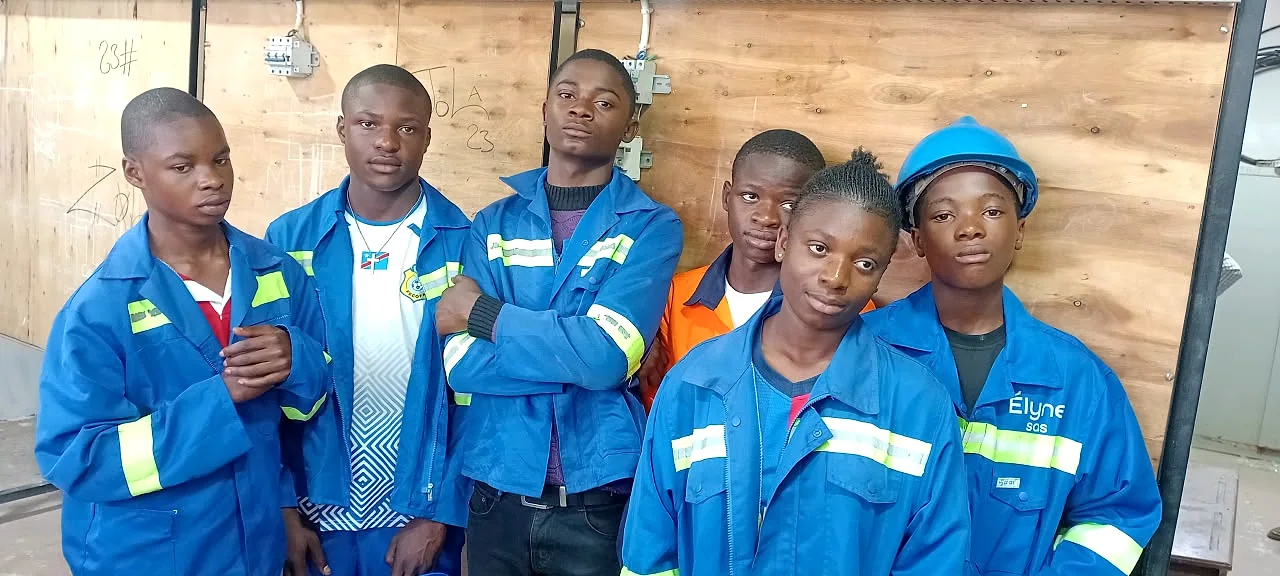 Photo réelle des élèves de EXCELLENCIA COLLÈGE RIZIKI en atelier de électricité générale