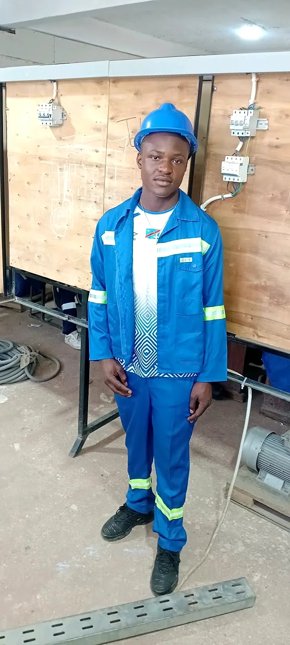 Photo réelle des élèves de EXCELLENCIA COLLÈGE RIZIKI en atelier de électricité générale