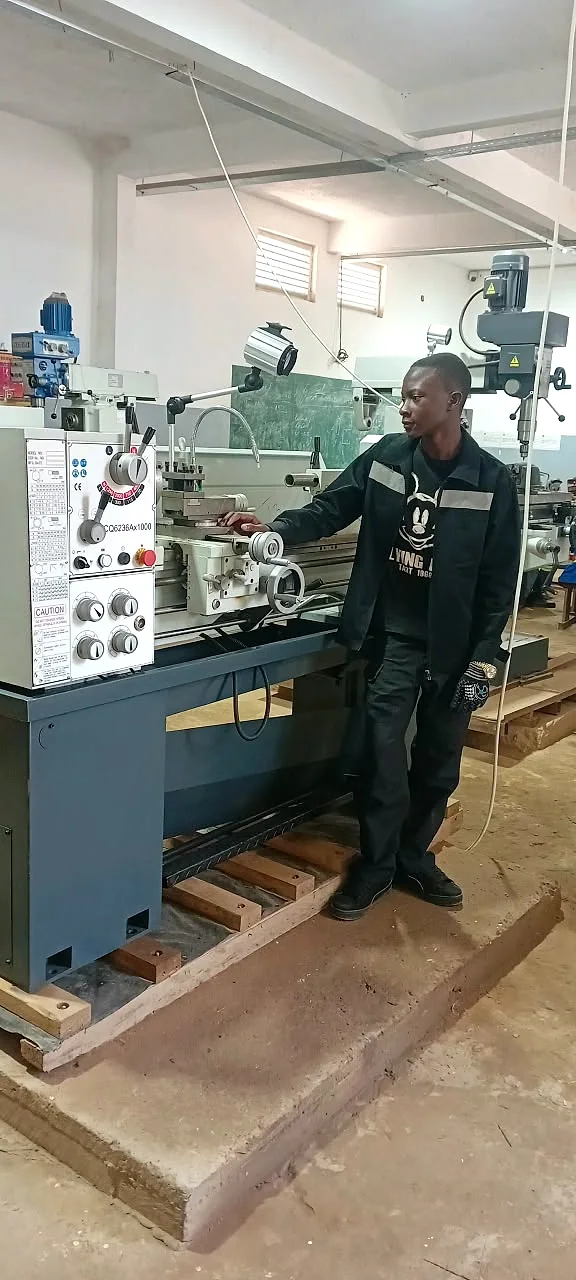 Photo réelle des élèves de EXCELLENCIA COLLÈGE RIZIKI en atelier de mécanique générale