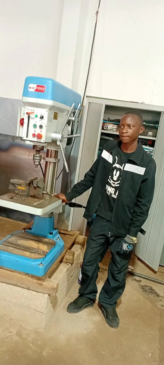 Photo réelle des élèves de EXCELLENCIA COLLÈGE RIZIKI en atelier de mécanique générale