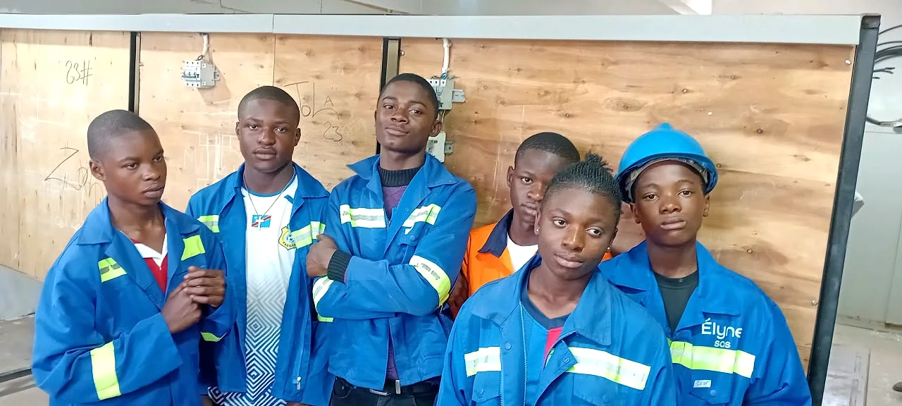 Photo réelle des élèves de EXCELLENCIA COLLÈGE RIZIKI en atelier de électricité générale