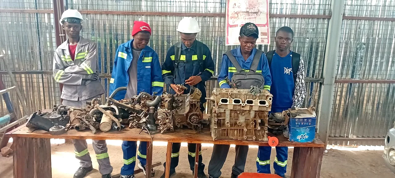 Photo réelle des élèves de EXCELLENCIA COLLÈGE RIZIKI en atelier de mécanique automobile