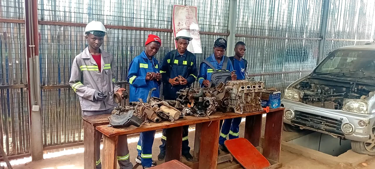 Photo réelle des élèves de EXCELLENCIA COLLÈGE RIZIKI en atelier de mécanique automobile