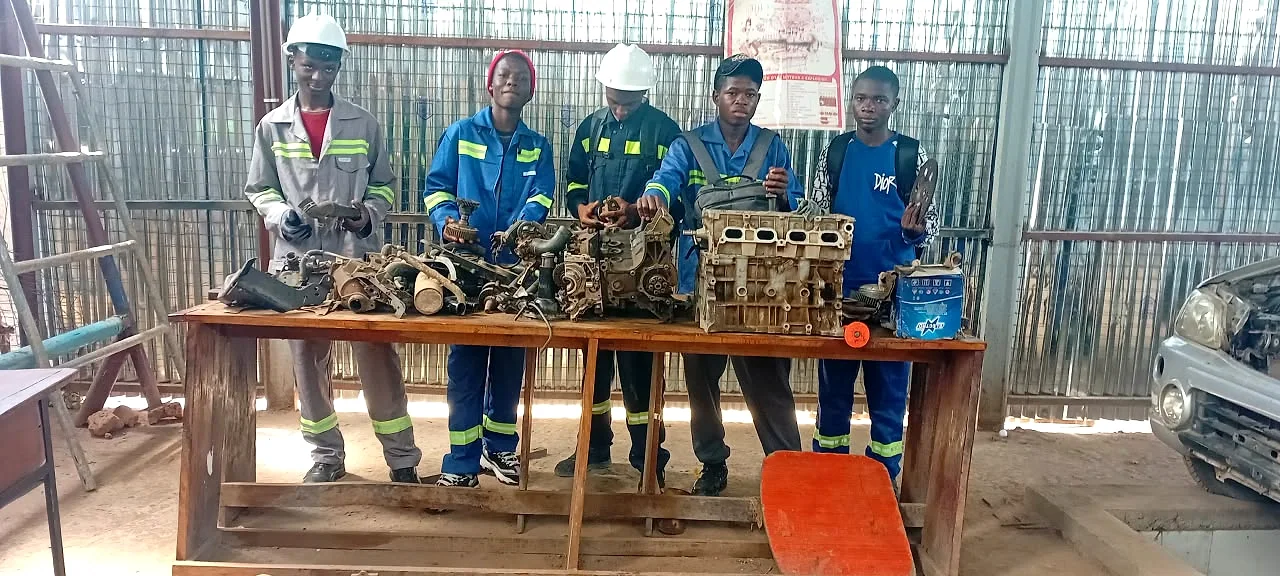 Photo réelle des élèves de EXCELLENCIA COLLÈGE RIZIKI en atelier de mécanique automobile
