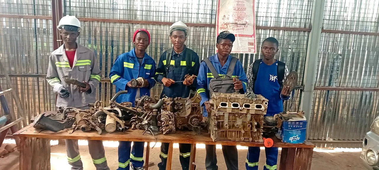 Photo réelle des élèves de EXCELLENCIA COLLÈGE RIZIKI en atelier de mécanique automobile