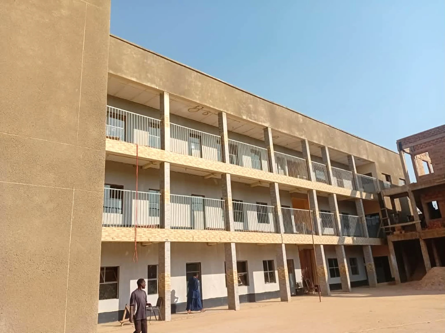 Vue réelle d’un bâtiment de EXCELLENCIA COLLÈGE RIZIKI