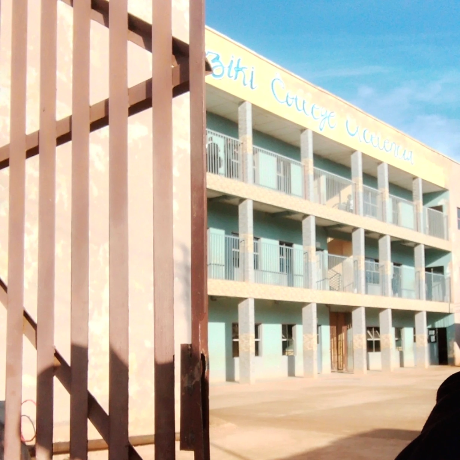 Espace extérieur réel de EXCELLENCIA COLLÈGE RIZIKI