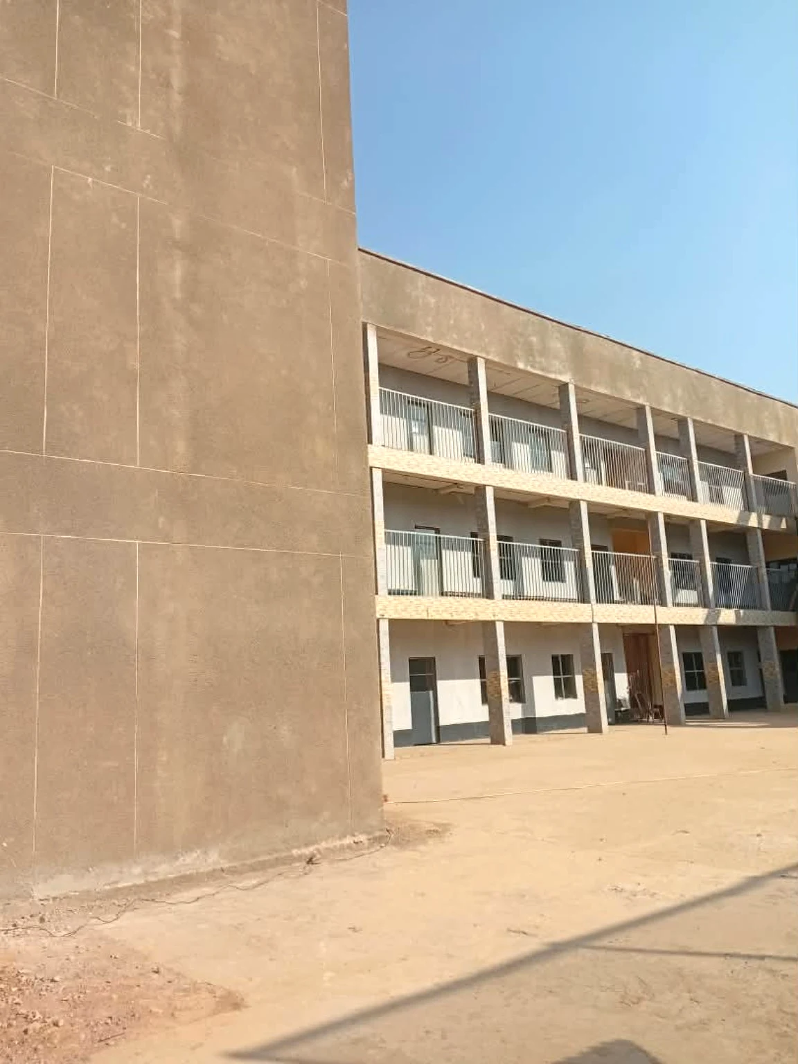Vue réelle du campus et de la cour de EXCELLENCIA COLLÈGE RIZIKI