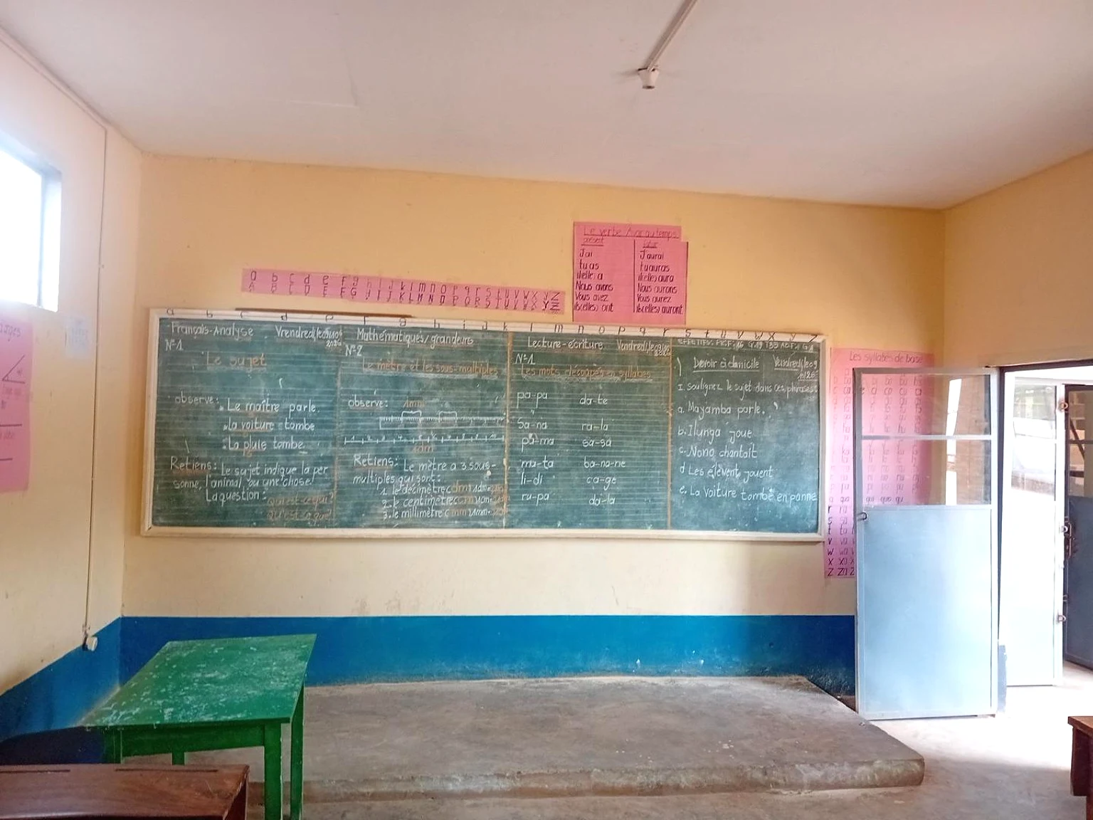 Salle de classe réelle et équipée de EXCELLENCIA COLLÈGE RIZIKI