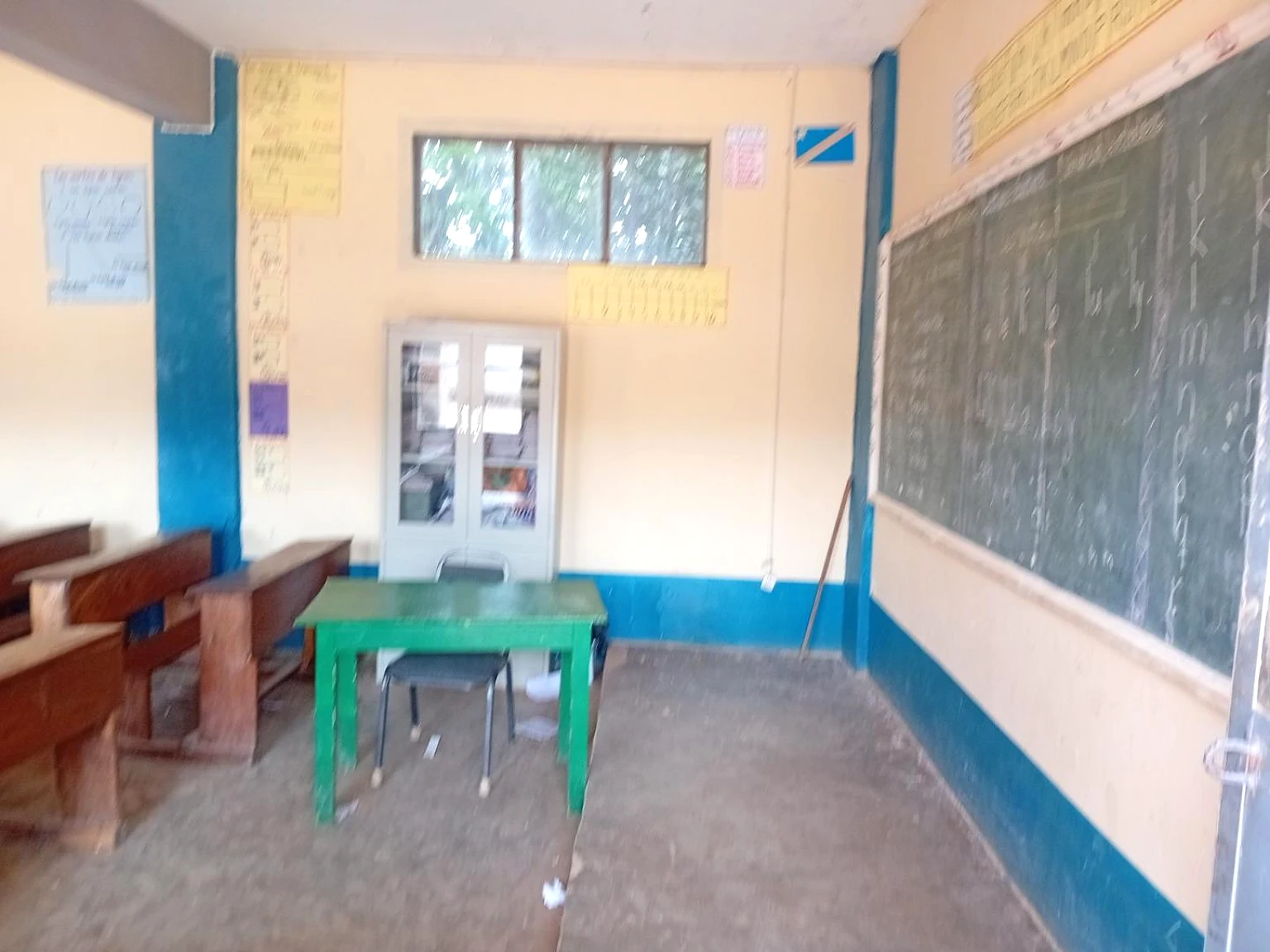Salle de classe réelle de l’établissement