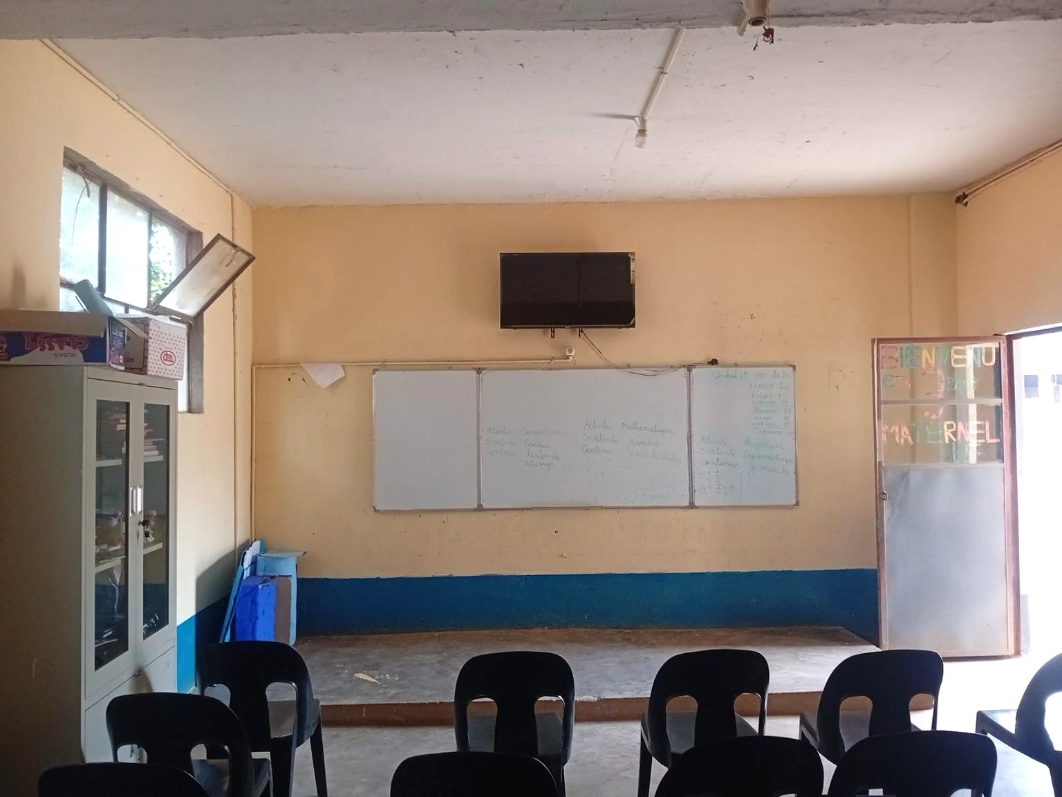 Salle de maternelle réelle avec écran à EXCELLENCIA COLLÈGE RIZIKI